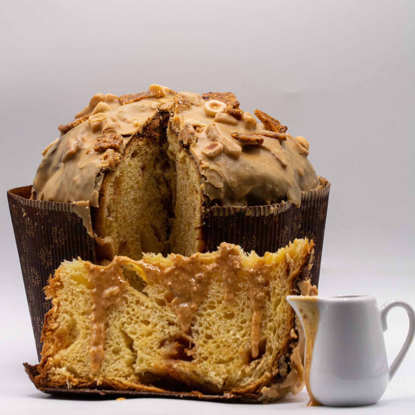 PANETTONE CARAMELLO E NOCCIOLE PRALINATE CON CREMA SPALMABILE