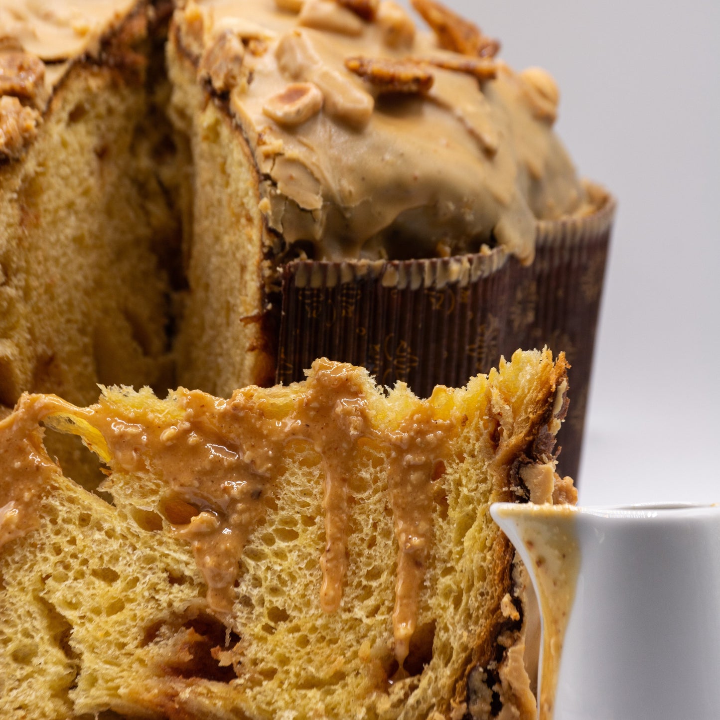 PANETTONE CARAMELLO E NOCCIOLE PRALINATE CON CREMA SPALMABILE